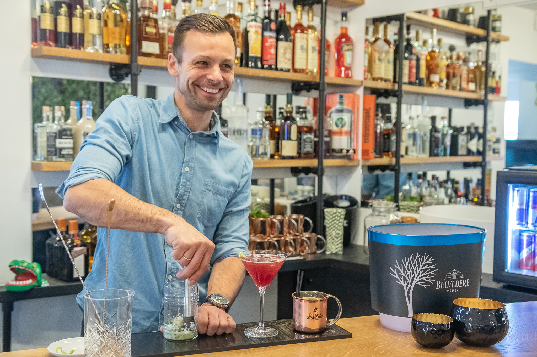 Bernd Schäffner mixt Cocktails an der Bar