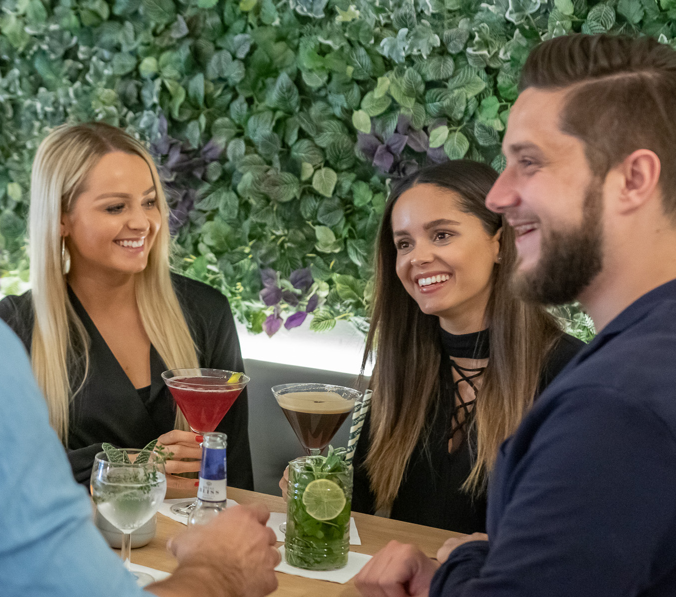 Freunde beim Cocktailtrinken im Schäffners