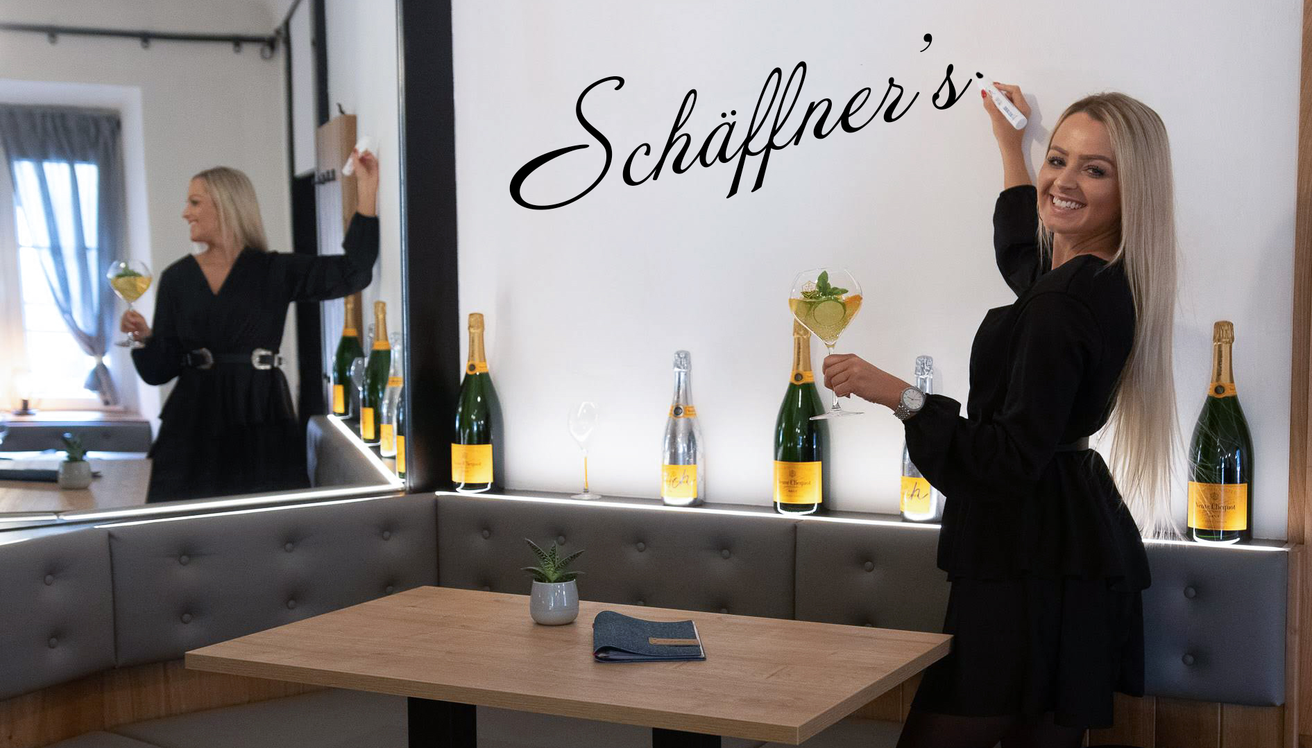 Schäffners Logo an der Wand in der Bar